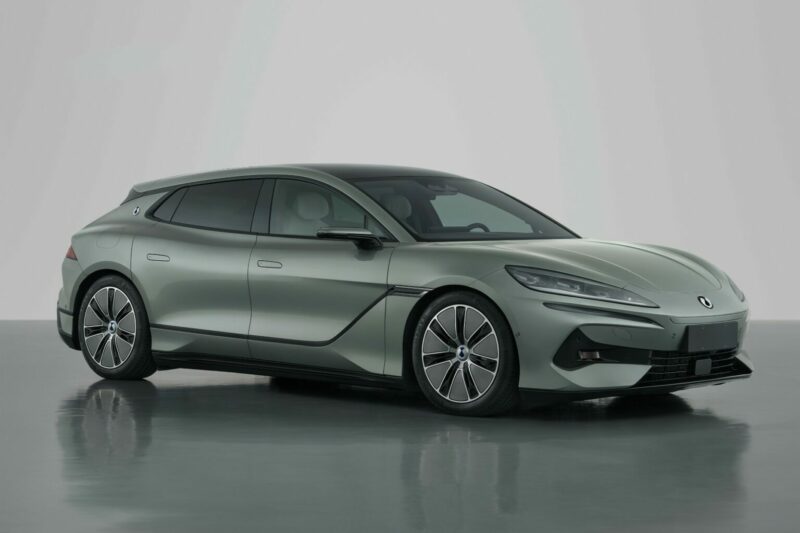 Марка Denza рассекретила салон крупного хэтча Z9 GT